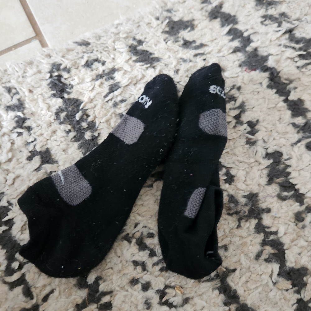 Saucony Wome‎ S Black and Gray Athletic Socks